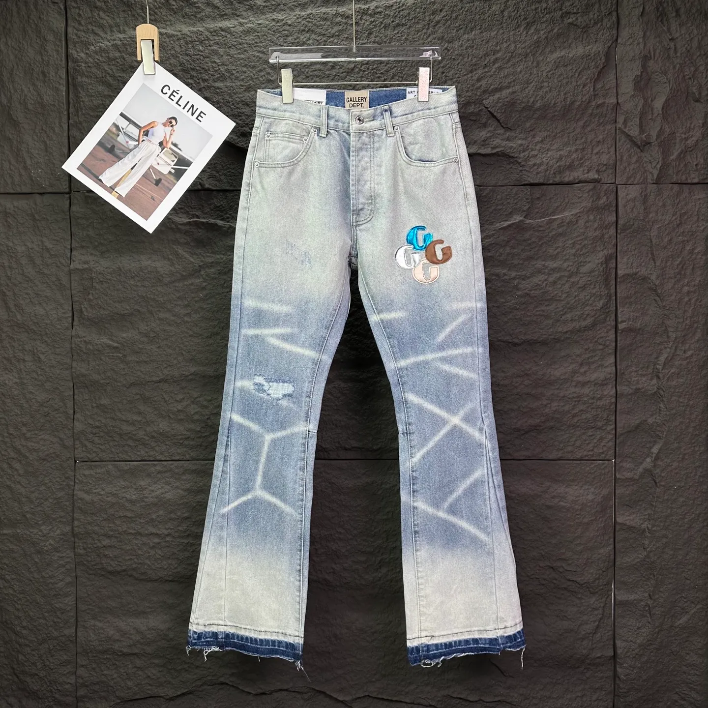 P240 GALLERY DEPT. 2026 New Colorful Skin Embroidered Letter Splicing Couple Style Washed Loose Bootcut Jeans 🔥High Version🔥High Version🔥 Top Ceiling Quality Styles with different washed textures are very friendly to people with thin legs and thick legs. The bootcut version is very flattering to the leg shape. Moderate length that never goes out of style, easy and casual to match, basic styling for various styles, a must-have in the wardrobe! The fabric is stiff but also makes the upper body soft without losing texture. The washing process is even more perfect. It is a must-have item for everyone! ! ! Washed wheat, hang tag, pants label, complete with three labels Color: light blue Size: 28, 30, 32, 34, 36 (five sizes)